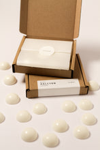 Load image into Gallery viewer, Essential Oil wax melts - Pack of 14 melts in brown kraft box which is 100% plastic free